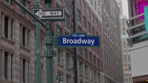 Крупный План Дорожного Знака Бродвея Центр Манхэттена Нью Йорк Сша — стоковое видео