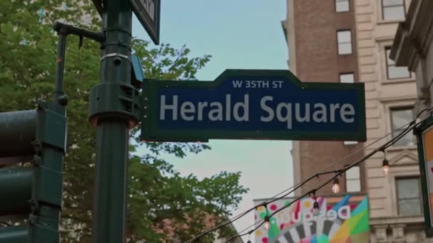 Close View Herald Square Road Sign Downtown Manhattan New York — Vídeo de Stock