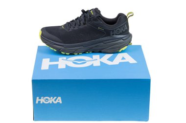 Hoka spor ayakkabılarının beyaz arka planda izole edilmiş kutuda yakın plan görüntüsü. İsveç. Uppsala. 02.05.2023.