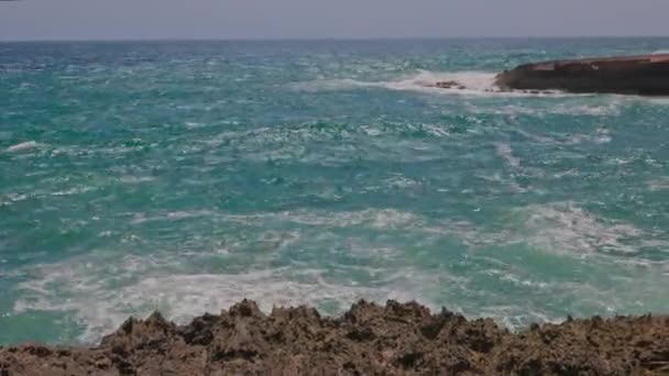 Gorgeous View Big Turquoise Waves Atlantic Ocean Rolling Rocky Coast — Stockvideo