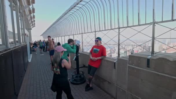 Close View Tourists Open Main Observation Deck Of86Th Floor Empire — Stock Video