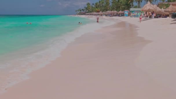 아루바 독수리 해변에 대서양의 청록색 장관을 이루고 있습니다 아루바 Oranjestad — 비디오