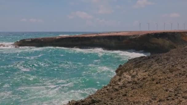 Wspaniały Widok Skaliste Wybrzeże Gdzie Duże Turkusowe Fale Oceanu Atlantyckiego — Wideo stockowe