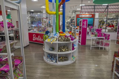 Macy 'nin dükkanındaki oyuncak Barbie bölümünün güzel manzarası. - New York. ABD. 09.22.2022.