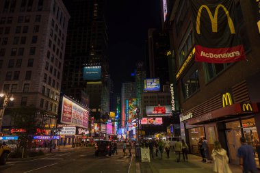 Manhattan Broadway 'in McDonald' s restoranındaki güzel manzarası. - New York. ABD. 09.22.2022.