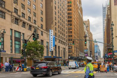 Manhattan 'da Broadway' de trafiği yöneten polisin yakın görüntüsü. - New York. ABD. 09.22.2022.