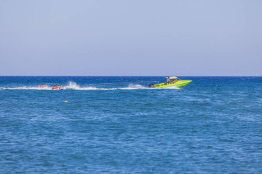 Turistler için deniz aktivitelerinin güzel manzarası. Rodos. Yunanistan. 07.15.2022. 