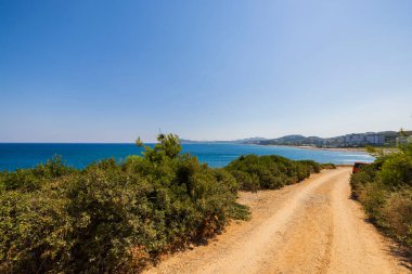 Akdeniz manzaralı güzel dağ yolu manzarası.