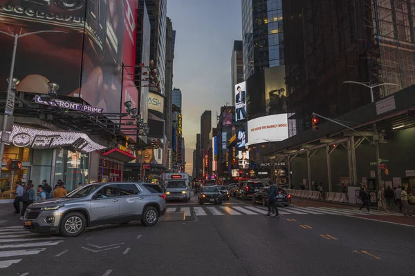 曼哈顿百老汇美丽的夜景和交通车辆 2022 — 图库照片