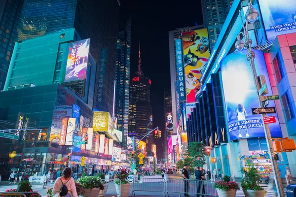 百老汇时代广场上美丽的夜景 在摩天大楼和明亮的广告屏风的衬托下 散步的人们 2022 — 图库照片