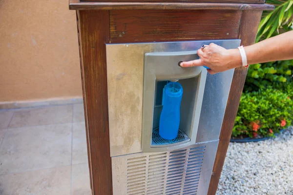 Närbild Kvinnans Händer Fylla Plastflaska Med Isbitar Dricksvatten Från Generator — Stockfoto