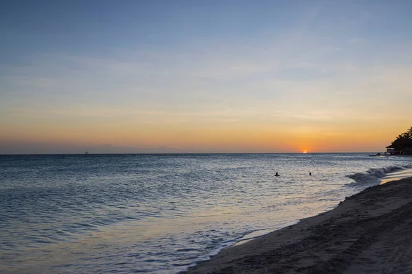 stock image Gorgeous view of sunset on sandy beach of Eagle Beach in Atlantic Ocean on Aruba island.