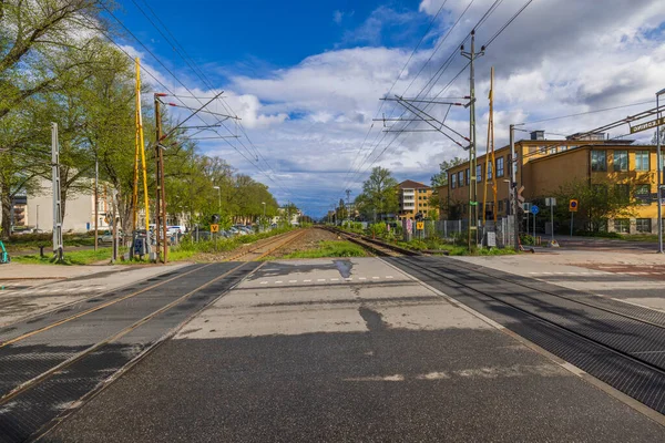 Şehir Merkezinde Otomatikman Açık Bariyerle Demiryolu Kavşağının Güzel Manzarası Sveç — Stok fotoğraf