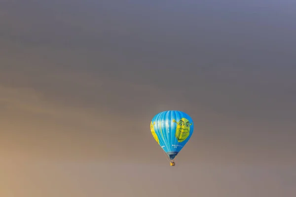 美丽的风景让我们看到人们坐着史莱克热气球在遥远的暴风雨的天空中飞翔 乌普萨拉 2022 — 图库照片