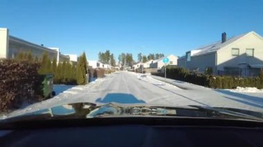 Arabadan köye güzel bir manzara, villalar ve insanlar kışın güneşli bir günde yaya yolunda yürüyor. İsveç. Uppsala 02.26.2023.