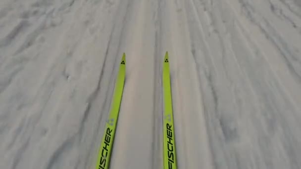 美丽的风景下黄色塑料菲舍尔滑雪板滚下滑雪场 — 图库视频影像