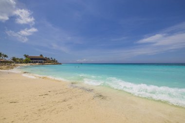 Turkuaz su yüzeyinin muhteşem doğa manzarası mavi gökyüzü ile birleşiyor. Aruba. 
