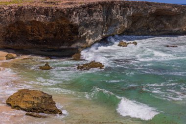 Muhteşem doğa manzarası. Atlantik Okyanusu dalgaları tarafından kıyıya vurulan Rocky sahili. Aruba. 