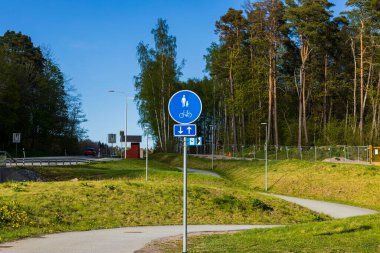 Banliyö yolu ve yürüyüş ve bisikletler için geçiş işareti olan güzel bir otoyol manzarası. İsveç. Avrupa.
