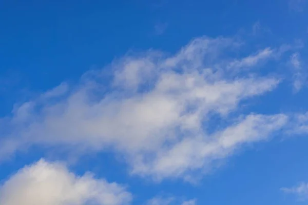 Mavi Gökyüzü Arka Planındaki Beyaz Bulutların Güzel Manzarası Bahar Günü — Stok fotoğraf
