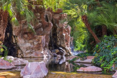 Flamingo oteli bölgesinde, Las Vegas, Nevada, ABD 'de güzel bir gölet manzarası.. 