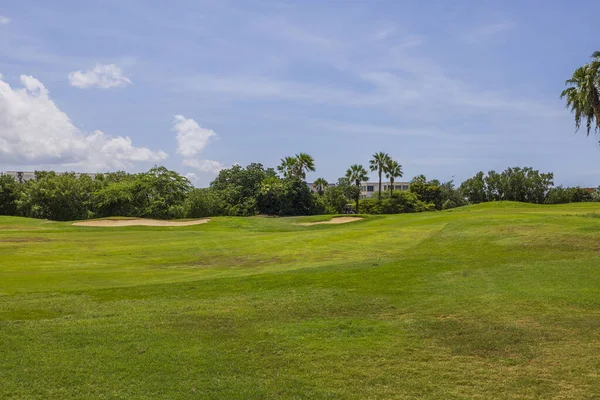 Schöne Ansicht Des Grünen Grases Golfplatz Auf Hintergrund Blauer Himmel — Stockfoto