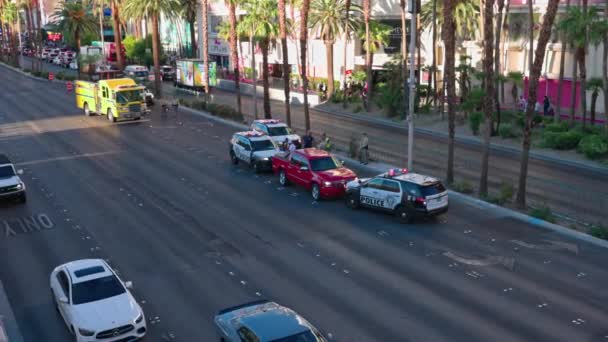 Politie Van Las Vegas Blokkeerde Rode Auto Voor Controle Strip — Stockvideo
