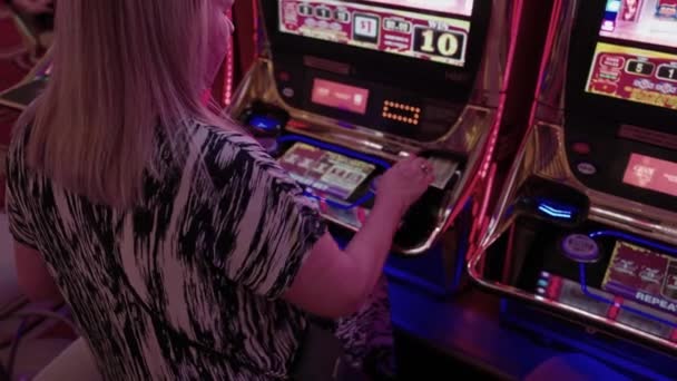 Widok Kobiety Wkładającej Dolara Automatu Kasynie Hotelowym Las Vegas Las — Wideo stockowe