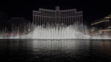 Las Vegas 'ın güzel gece manzarası gökdelen otellerinin arka planına karşı. Las Vegas mı? ABD. 09.18.2022.
