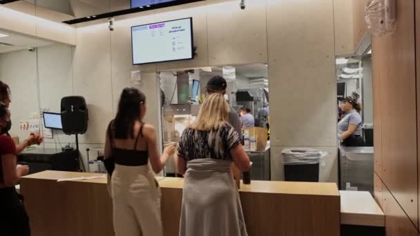 고객들은 맥도날드 식당에서 주문을 받습니다 네바다주 라스베이거스입니다 2022 — 비디오
