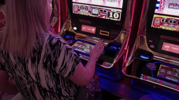 ラスベガスのホテルカジノでスロットマシンをプレイする女性のクローズアップ ラスベガスだ アメリカだ 2023 — ストック動画