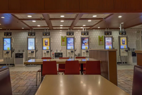 McDonald 's restoranının iç manzarası. Kendi kendine sipariş veren büfeleri var. New York, ABD. 03.12.2023.