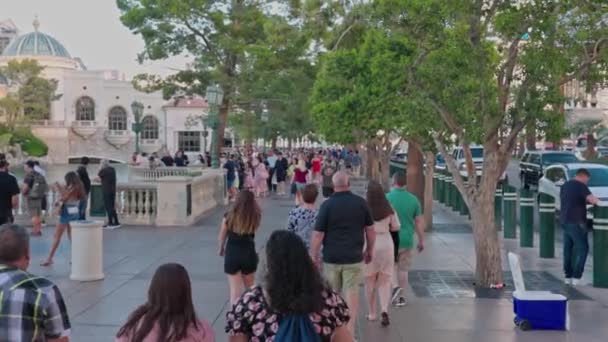 在阳光灿烂的夏日 游客们沿着拉斯维加斯大道散步 拉斯维加斯 2022 — 图库视频影像