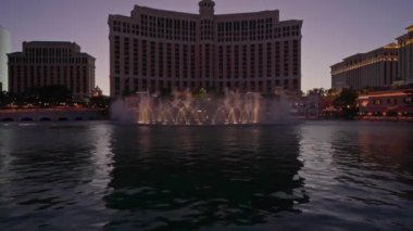 Las Vegas 'ın güzel akşam manzarası gökdelen otellerinin arka planına karşı. Las Vegas mı? ABD. 09.18.2022.