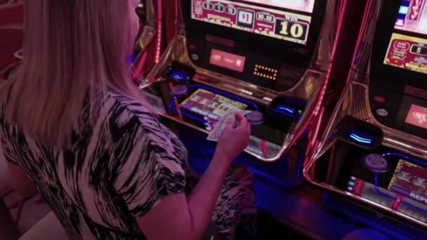 Kvinna Spelar Spelautomat Las Vegas Nevada Usa 2023 — Stockvideo