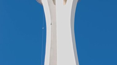 Gökdelen Stratosfer 'den atlayan turistin yakın görüntüsü. Las Vegas, Nevada, ABD. 