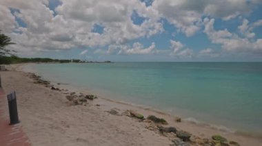 Atlantik Okyanusu 'nun kumlu kartal plajının güzel manzarası. Kıyıdaki turkuaz suda gelen dalgalar. Aruba.