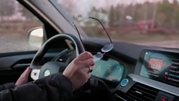 Mulher Dirigindo Bmwix3 Elétrica Segurando Seus Óculos Uma Mão Suécia — Vídeo de Stock