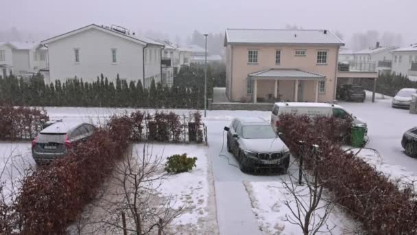 Prachtig Uitzicht Het Voorjaar Van Het Dorp Tijdens Sneeuwval Met — Stockvideo