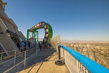 Las Vegas şehir merkezindeki Strat otelinin ana gözlem masasında turistlerin güzel manzarası. Las Vegas, Nevada, ABD. 09.18.2022.