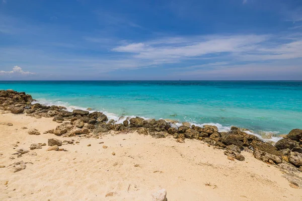 砂浜の海岸線を守る大きな岩の美しい景色 大西洋のターコイズブルーの水 アルバ — ストック写真