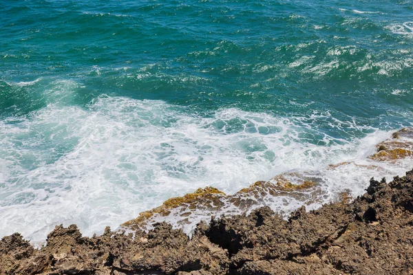 美丽的海景景色 海浪冲刷在岩石海岸上 阿鲁巴岛 — 图库照片
