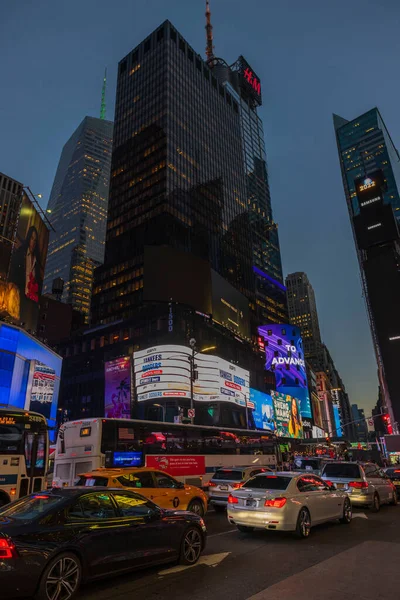 夜空背景下色彩斑斓 灯火通明的摩天大楼尽收眼底 曼哈顿 2022 — 图库照片