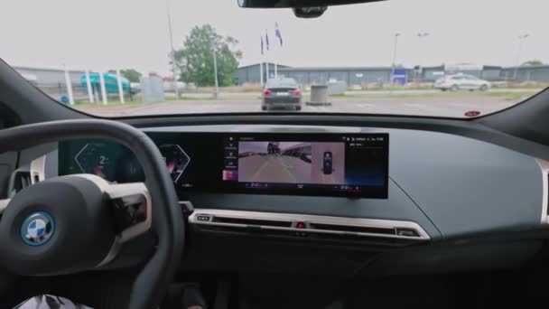 Blick Auf Das Rückwärts Parkende Elektroauto Bmw Ix40 Mit Rückfahrkamera — Stockvideo