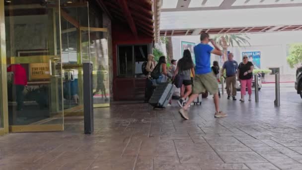 近距离观察进出旅馆的游客 美国内华达州拉斯维加斯 2022 — 图库视频影像