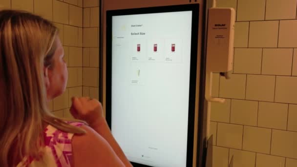 在麦当劳自助服务站 近距离观察女性订购可口可乐饮料的情景 拉斯维加斯 2023 — 图库视频影像