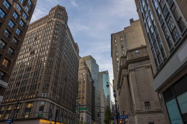 Manhattan 'ın New York gökdelenleri arasındaki güzel mavi gökyüzü manzarası. ABD. - New York. 09.21.2022.
