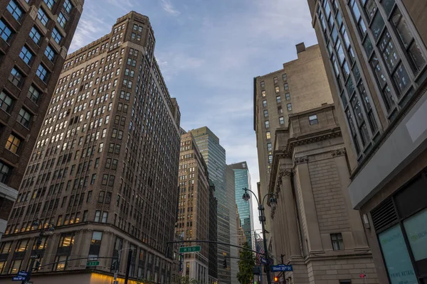 Manhattan 'ın New York gökdelenleri arasındaki güzel mavi gökyüzü manzarası. ABD. - New York. 09.21.2022.