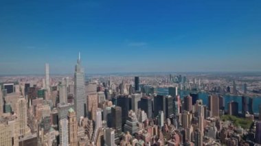 Manhattan 'daki gökdelenlerin 86. katındaki Empire State Binası' na kadar uzanan güzel panoramik manzara. New York, ABD.