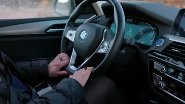 Nahaufnahme Der Fahrerin Eines Bmw Ix3 Elektroautos Auf Der Autobahn — Stockvideo